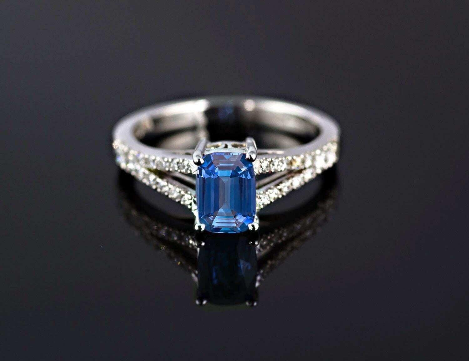 Smaragdschliff Hellblauer Saphir Und Diamant Zierliche Ring | Art Deco Verlobungsring Smaragdschliffring in 9K/14K/18K Roségold von BrilliantRings