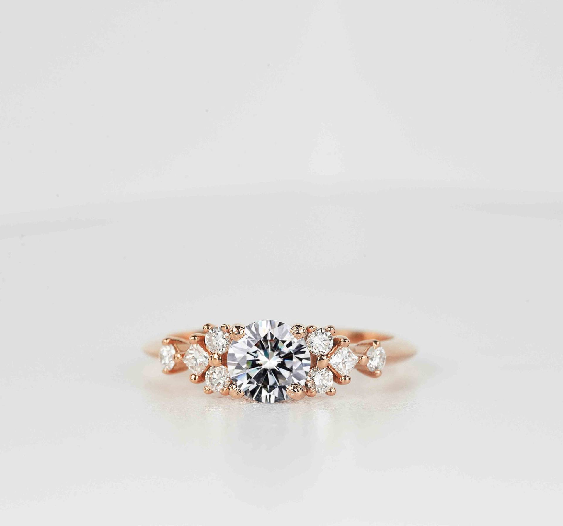 Zierliche Weiße Moissanite Verlobungsring | Und Prinzessin Geschnitten Diamant Art-Deco-Ring Hochzeit Braut Jahrestag Ring in Rose Gold von BrilliantRings