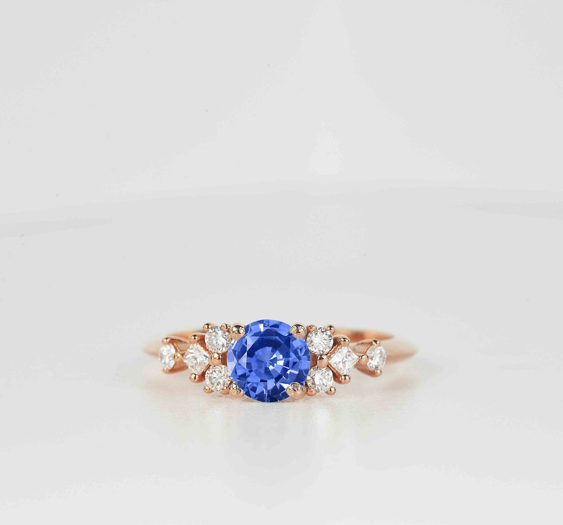 Zierlicher Blauer Saphir Verlobungsring | Und Princess Schliff Diamant Art Deco Ring Hochzeit Braut Jahrestag in Roségold von BrilliantRings