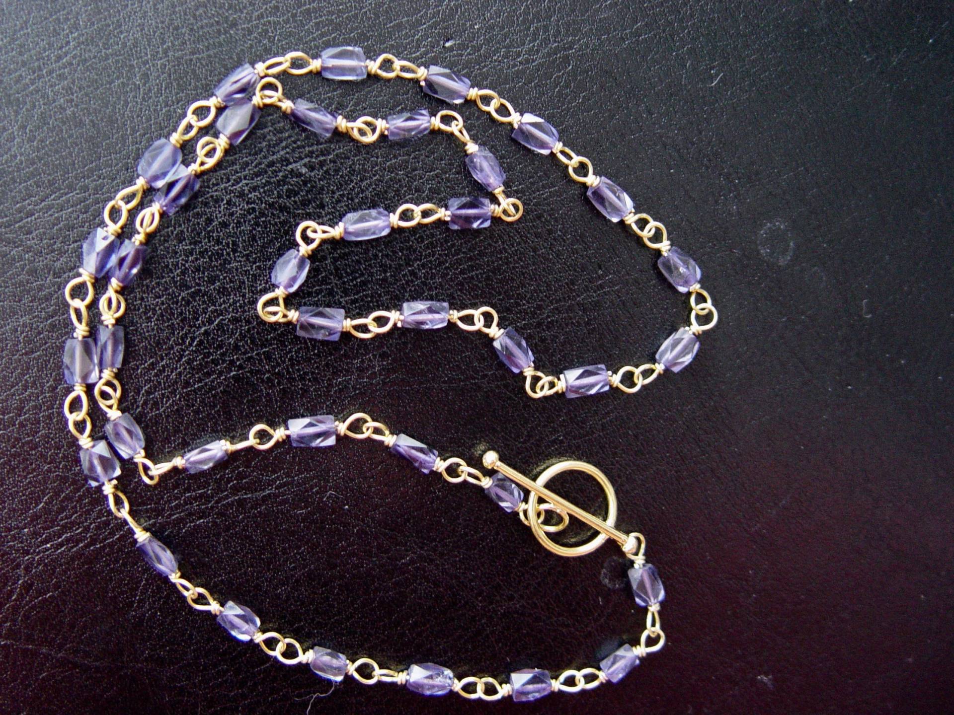 24K Gold Vermeil Sterling Silber Iolith Zierliche Halskette 18"Verstellbar Draht Gewickelt Toggle 24K Gold Vermeil Sterling Silber Iolith Zierliche Halskette 18"Verstellbar Draht Gewickelt Toggle von Brilliantikk