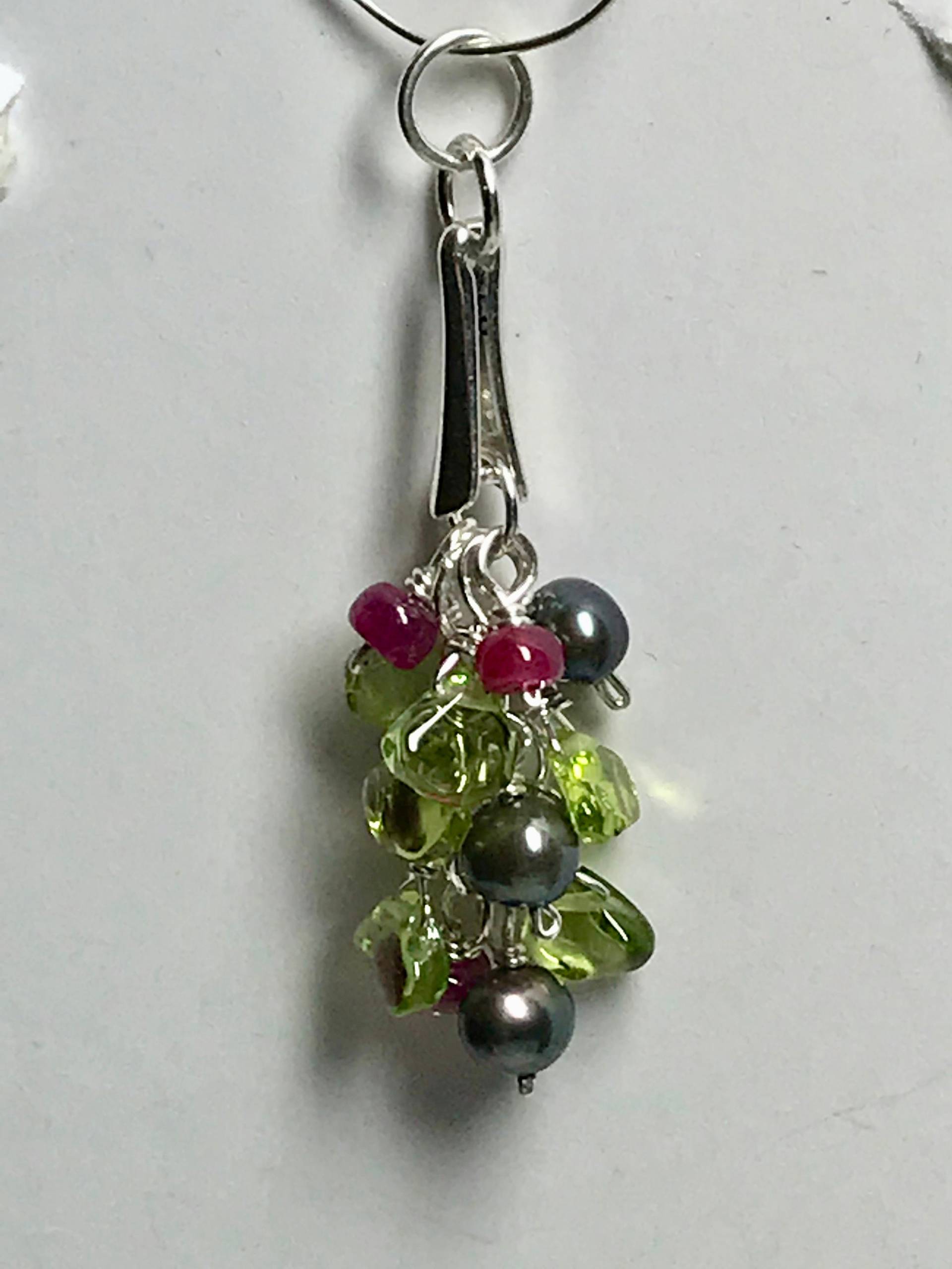 sterling Silber Fw Perle Peridot Rubin Anhänger "Black & Red Johannisbeere" Tropfen Baumeln Draht Gewickelt sterling Silber Fw Perle Peridot Rubin Anhänger "Black & Red Johannisbeere" Tropfen Baumeln Draht Gewickelt von Brilliantikk