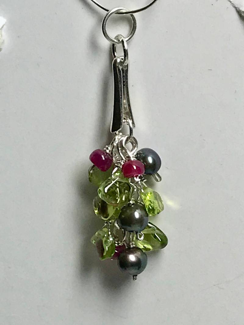 sterling Silber Fw Perle Peridot Rubin Anhänger "Black & Red Johannisbeere" Tropfen Baumeln Draht Gewickelt sterling Silber Fw Perle Peridot Rubin Anhänger "Black & Red Johannisbeere" Tropfen Baumeln Draht Gewickelt von Brilliantikk