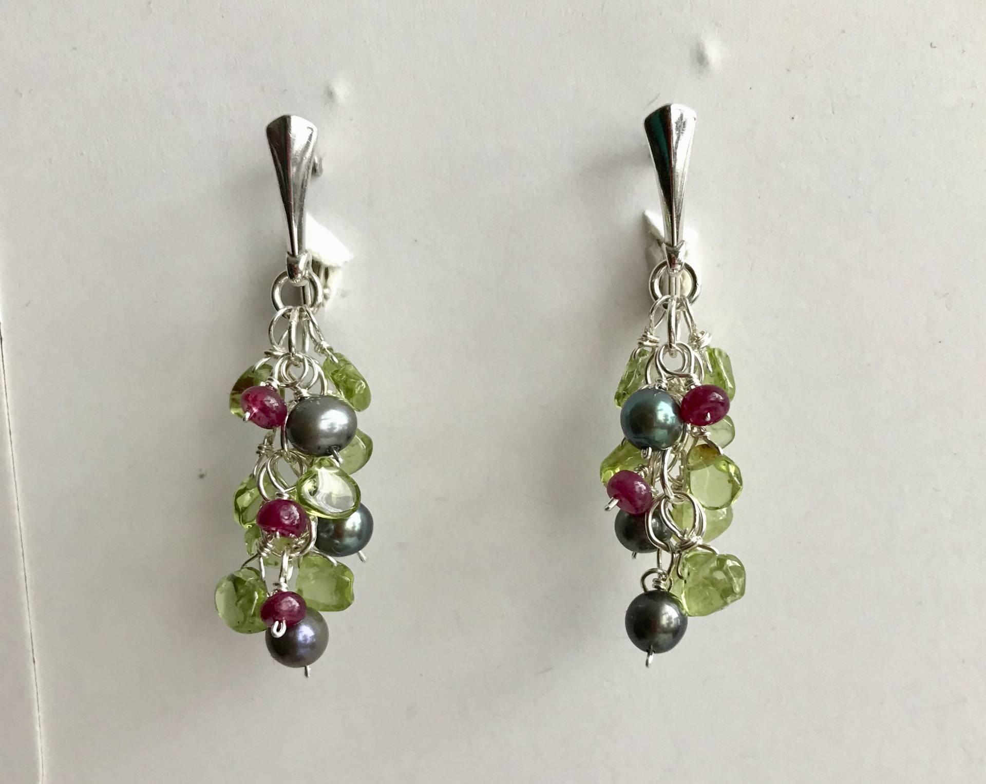 sterling Silber Fw Perle Peridot Rubin Brisur Ohrringe "Black & Red Johannisbeere" Wire Wrapped sterling Silber Fw Perle Peridot Rubin Brisur Ohrringe "Black & Red Johannisbeere" Wire Wrapped von Brilliantikk