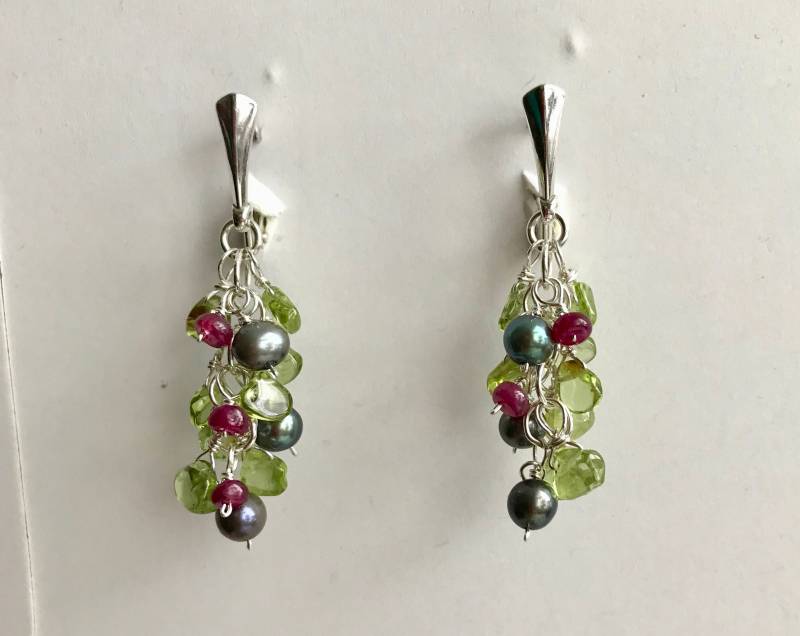 sterling Silber Fw Perle Peridot Rubin Brisur Ohrringe "Black & Red Johannisbeere" Wire Wrapped von Brilliantikk