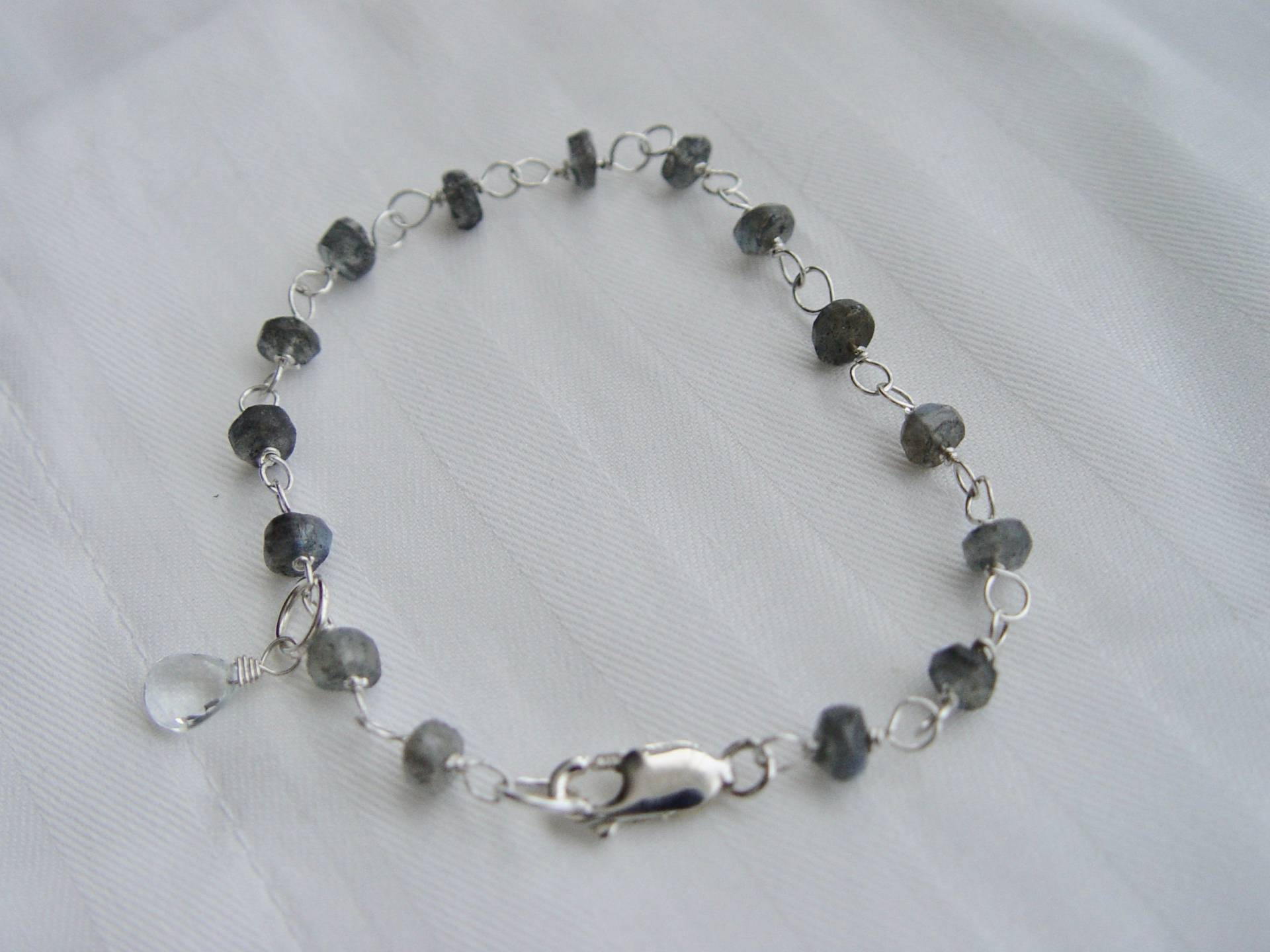 sterling Silber Labradorit Zierliches Armband Karabinerverschluss Draht Gewickelt sterling Silber Labradorit Zierliches Armband Karabinerverschluss Draht Gewickelt von Brilliantikk