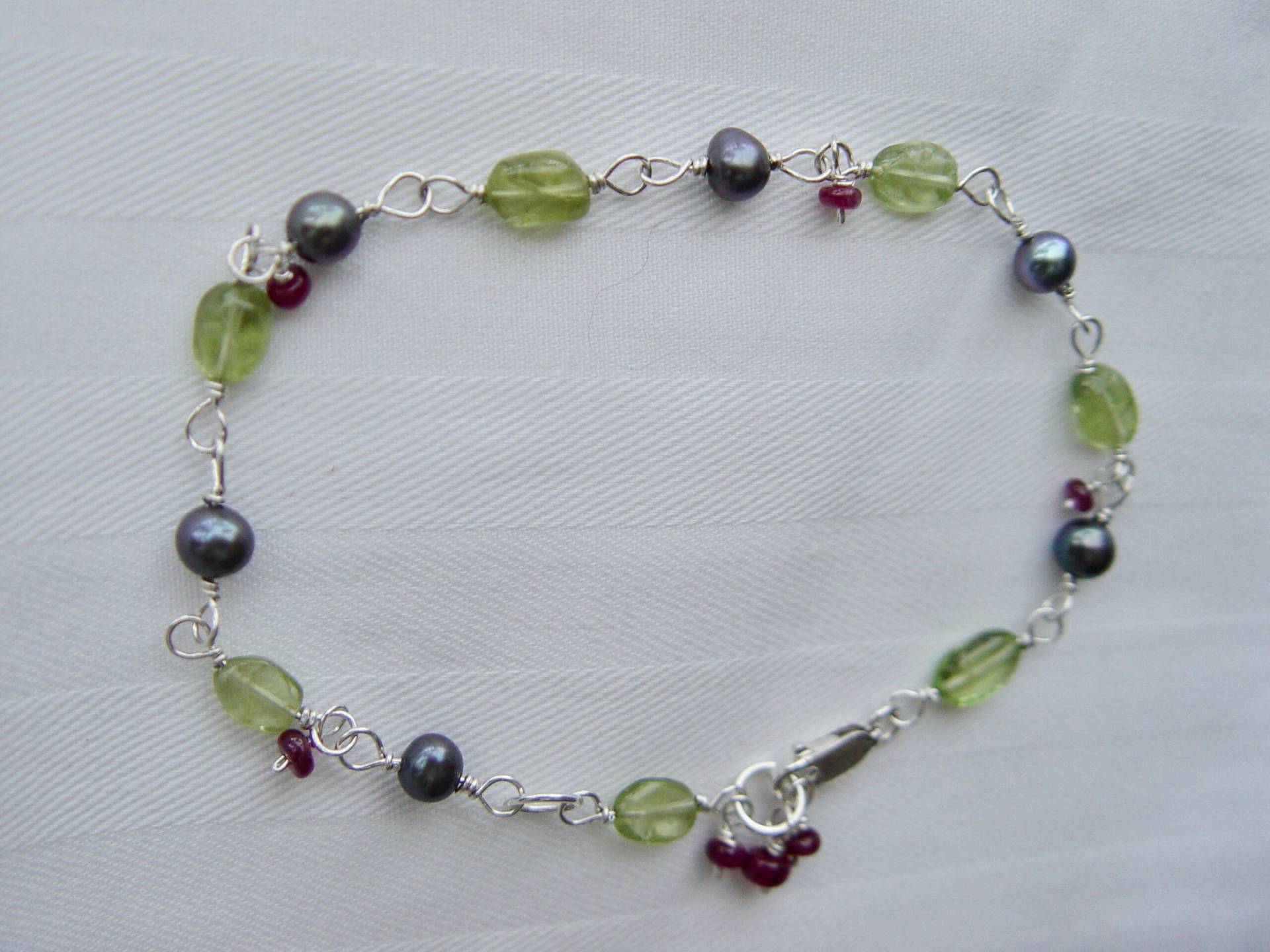 sterling Silber Perle Peridot Rubin Zierliches Armband Knebelverschluss "Black & Red Johannisbeere" Draht Gewickelt sterling Silber Perle Peridot Rubin Zierliches Armband Knebelverschluss "Black & Red Johannisbeere" Draht Gewickelt von Brilliantikk