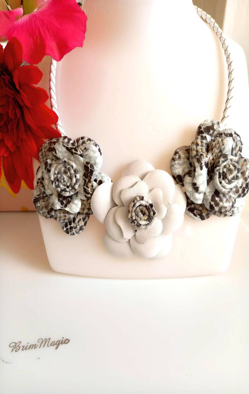 Hübsche Halskette Mit Lederblumen, Weiß +Python in Und Schokobraun, Weihnachtsgeschenk, Handgefertigt von BrimMagic