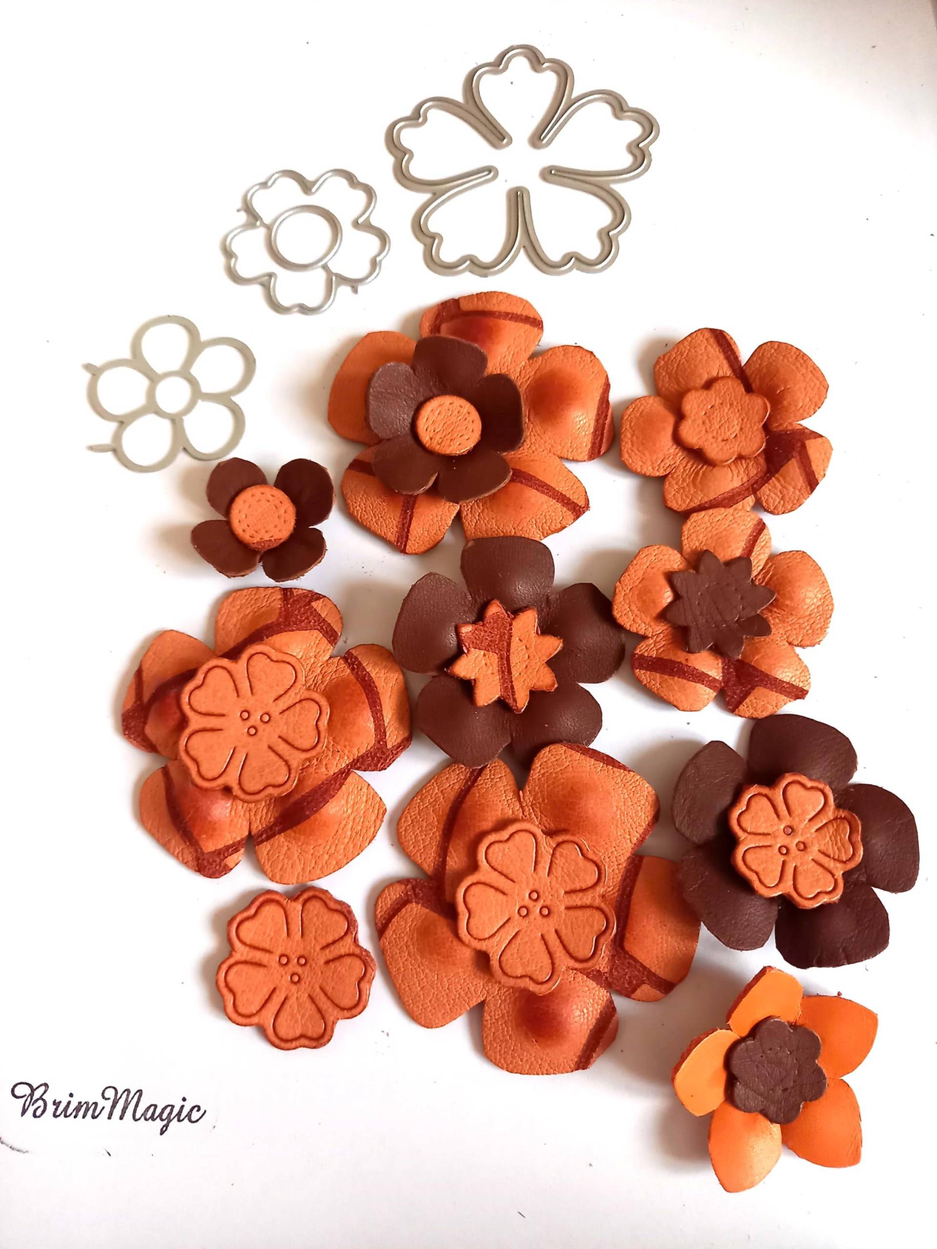 Schöne Geformte Lederblumen Set 14 Stück; Handmade von BrimMagic