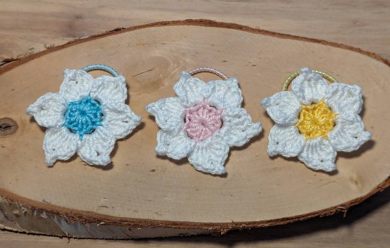 Frühlingsblumen An Haargummi - Gehäkelt Frühlingsblumen An Haargummi - Gehäkelt von BrinasHaekeldesign