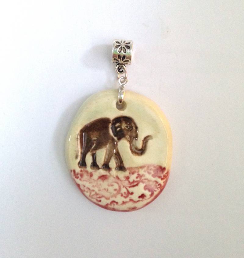Grauer Elefant, Burgandy Erde von BrindamourJewelry