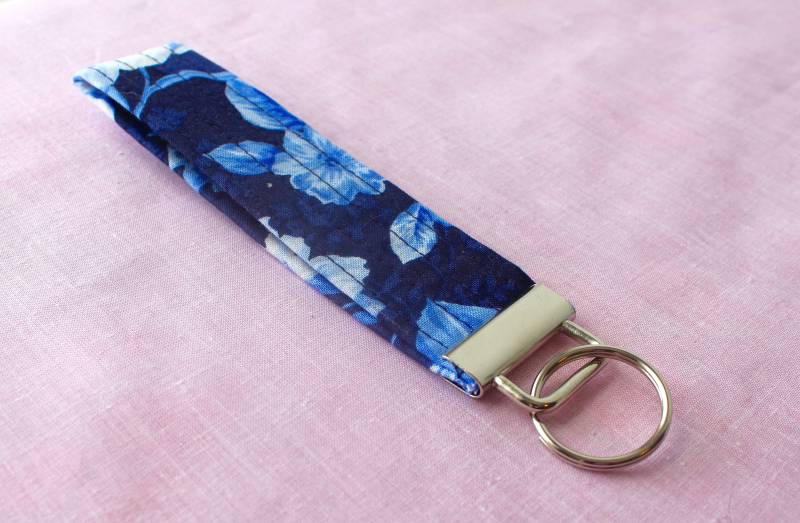 Blaue Blumen Schlüsselanhänger von BrisacStudios