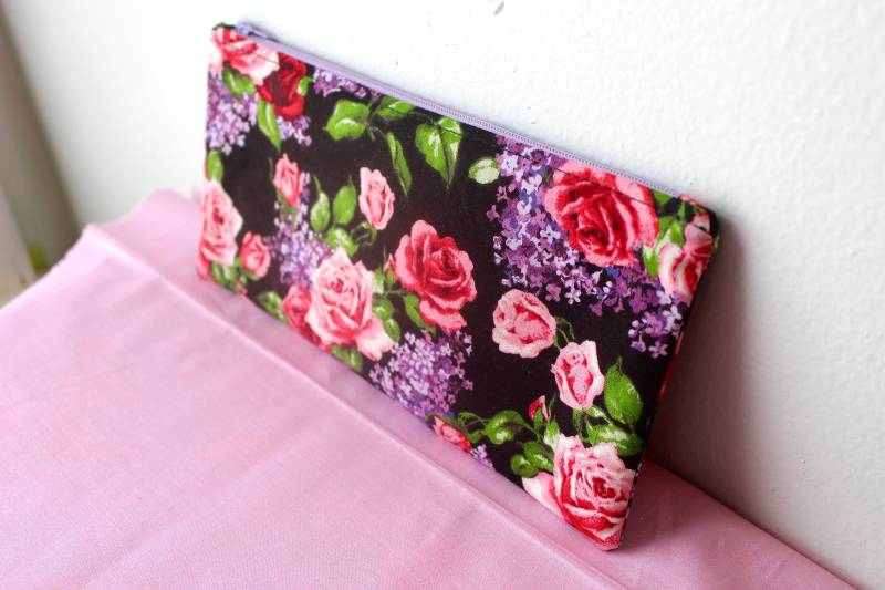 Dunkle Blumen Mäppchen Dunkle Blumen Mäppchen von BrisacStudios