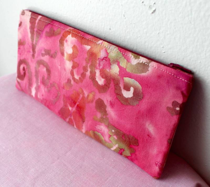 Rosa Batik-Bleistift-Beutel Rosa Batik-Bleistift-Beutel von BrisacStudios