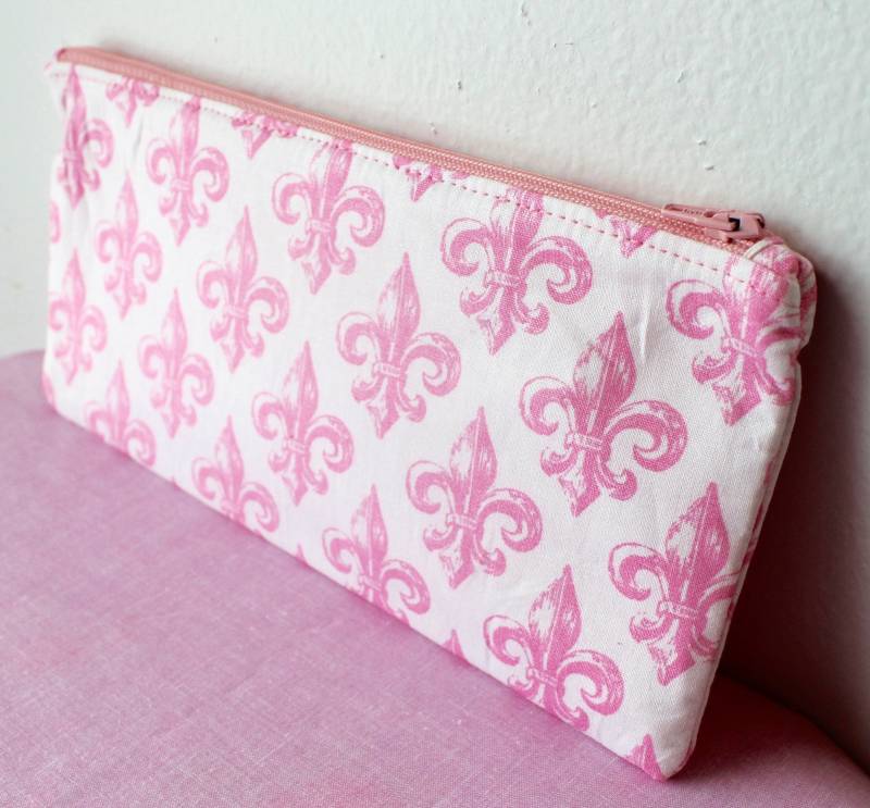 Rosa Fleur De Lis-Bleistift-Beutel Rosa Fleur De Lis-Bleistift-Beutel von BrisacStudios