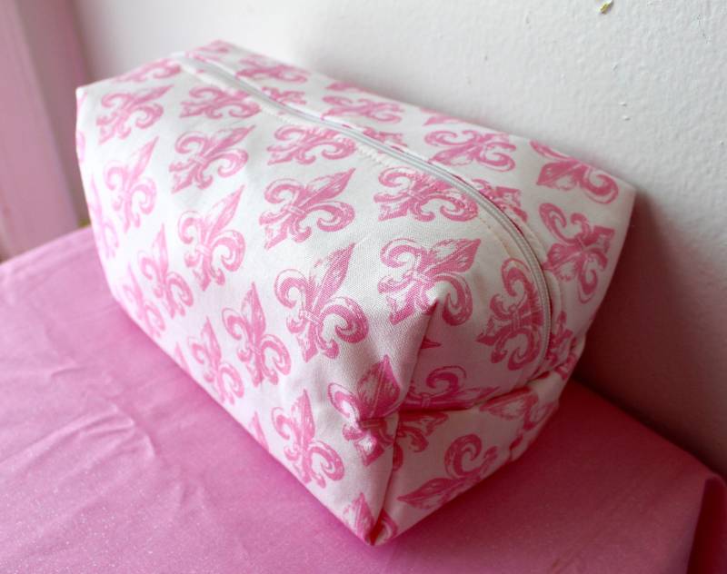 Rosa Fleur De Lis Boxsack von BrisacStudios