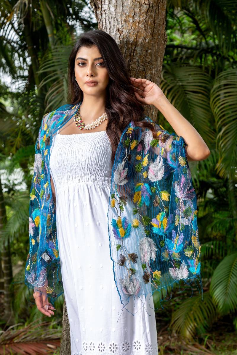 Hand Besticktes Halstuch, Leichtes Halstuch & Schultertuch Für Frauen, Blaues Tuch Mit Blumen Tuch, Wickelschal Frauen von BrisasHandArtTextile