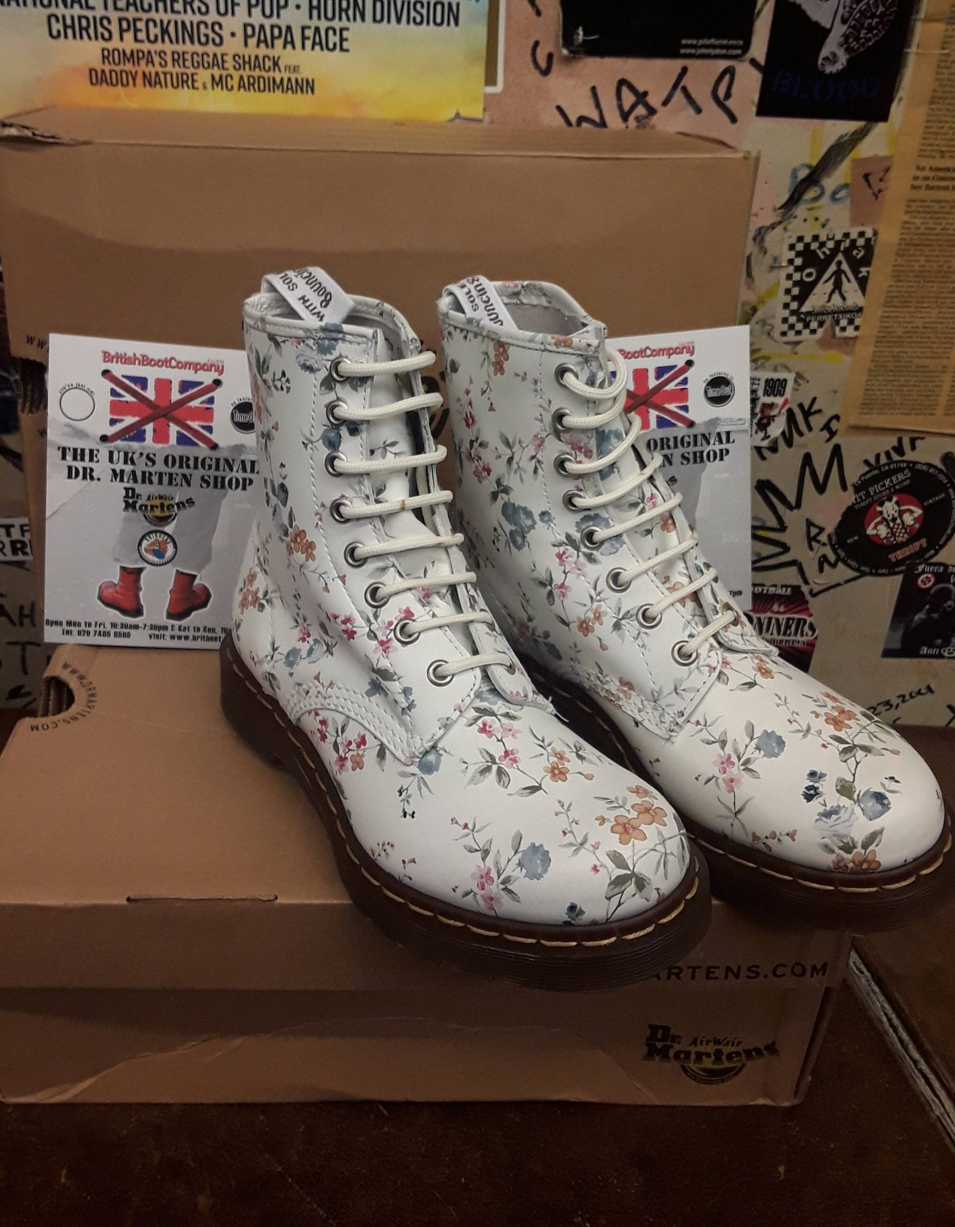 Dr Martens 1460, Größe Uk 3, 4, 8, Weiße Wildblumen Ankle Boots, Damen 8 Loch Stiefel von BritishBootVintage