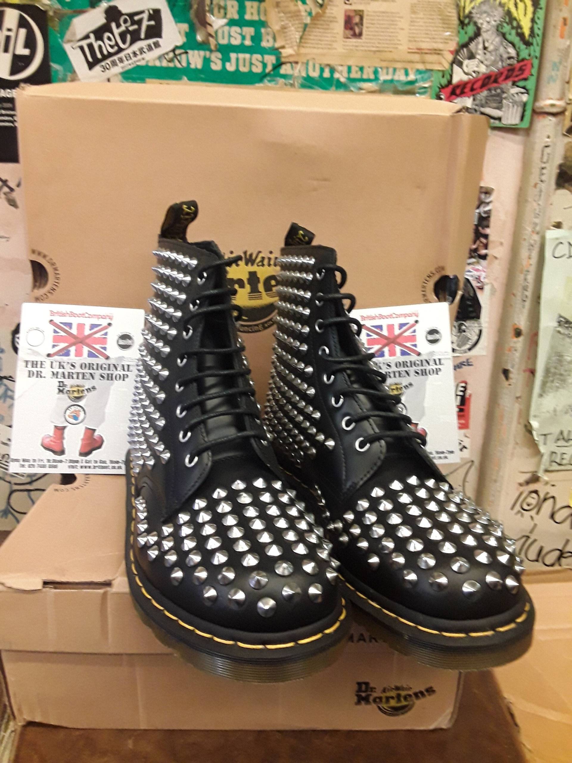 Dr Martens 1460, Spike, Schwarzes Glattleder, 8 Loch Stiefel/Verschiedene Größen von BritishBootVintage