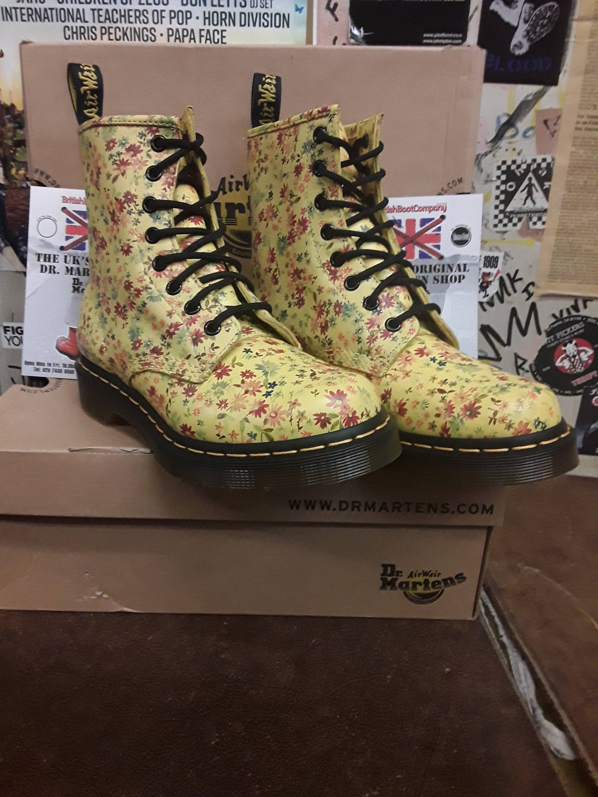 Dr Martens 1460 Sonnengelbe Blumen Verschiedene Größen von BritishBootVintage