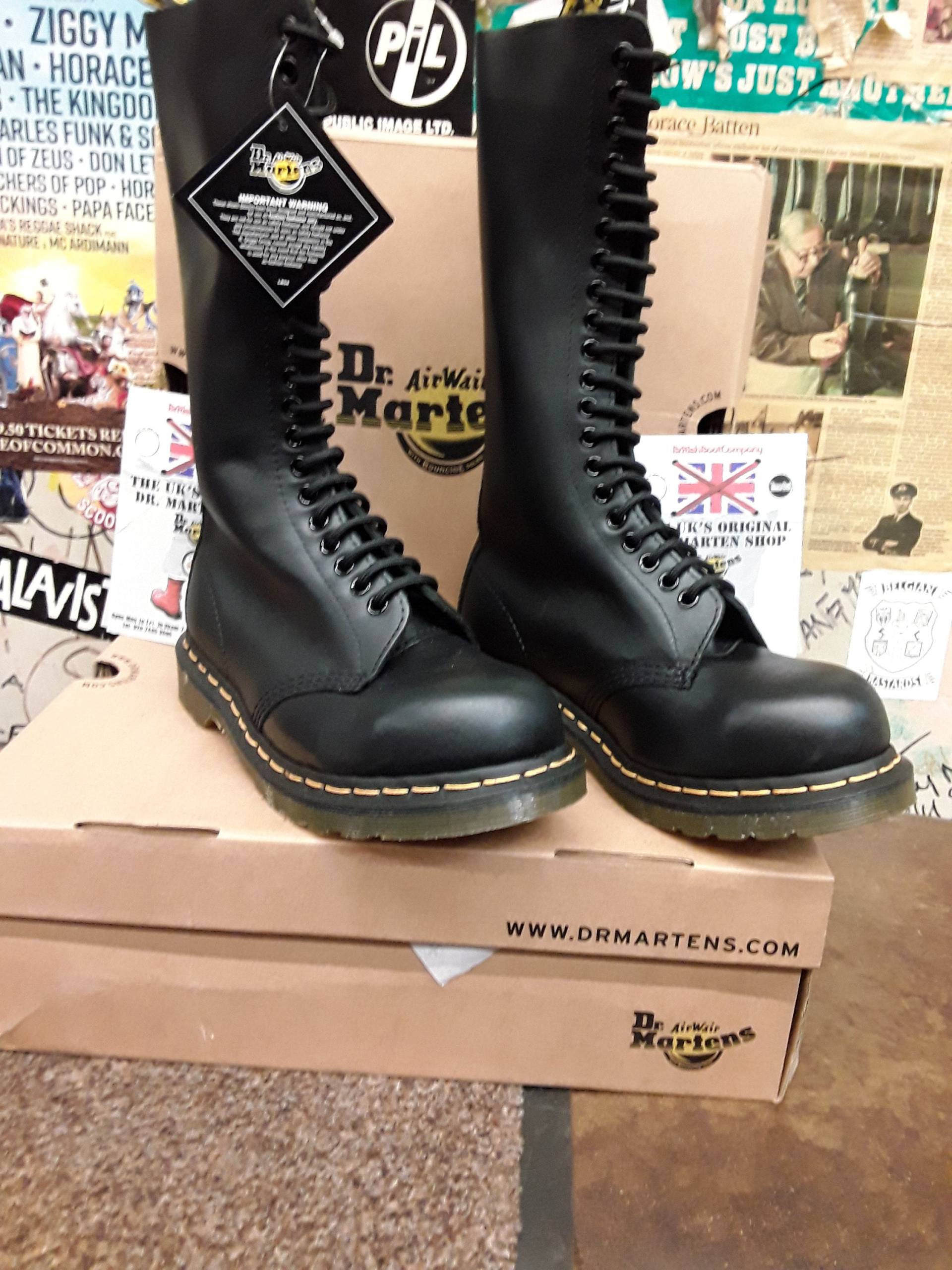 Dr Martens 1942, Größe Uk 5-11 Schwarz 20 Hole Steel von BritishBootVintage