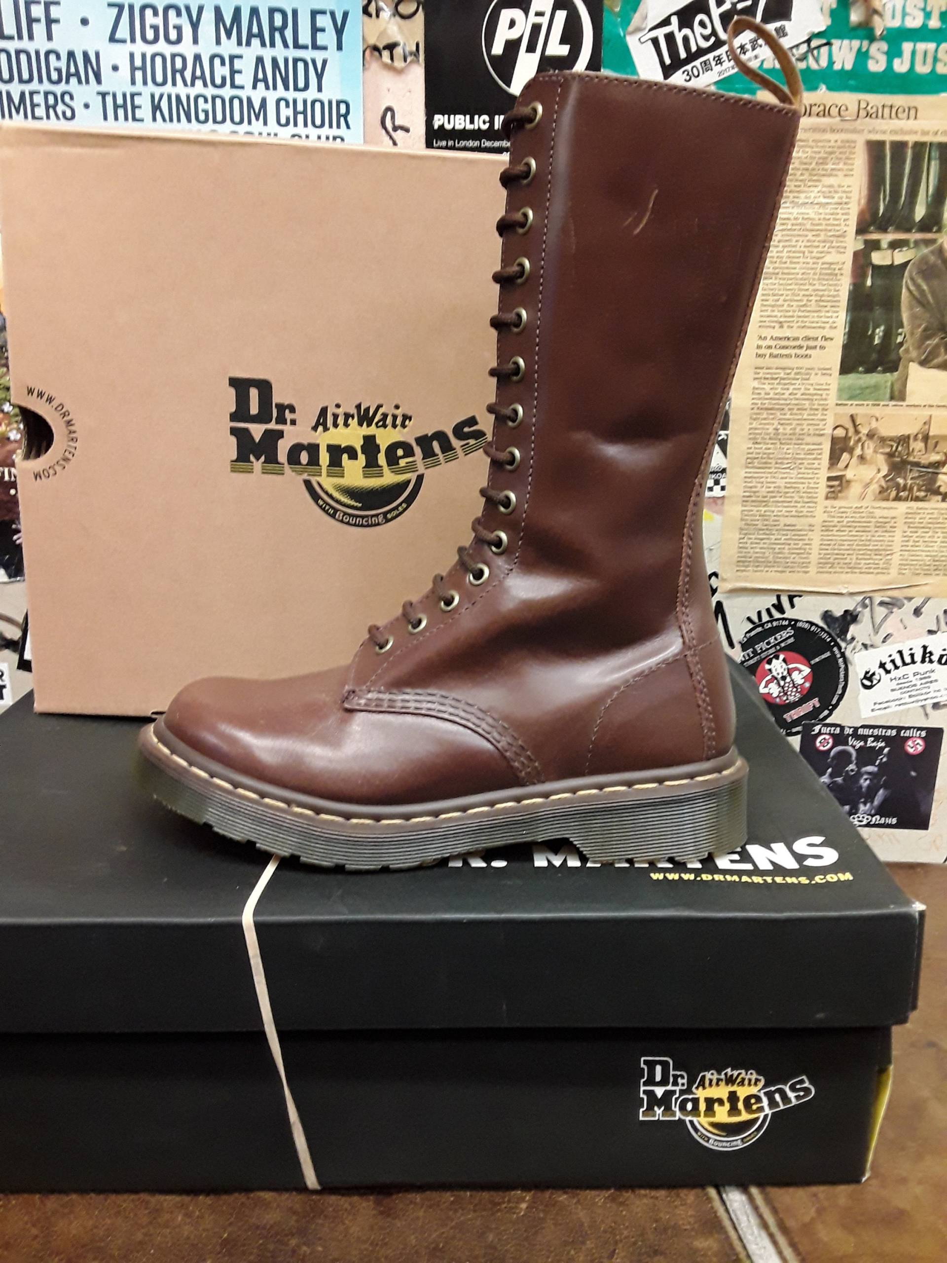 Dr Martens 1B99 Braun 14 Loch Verschiedene Größen von BritishBootVintage