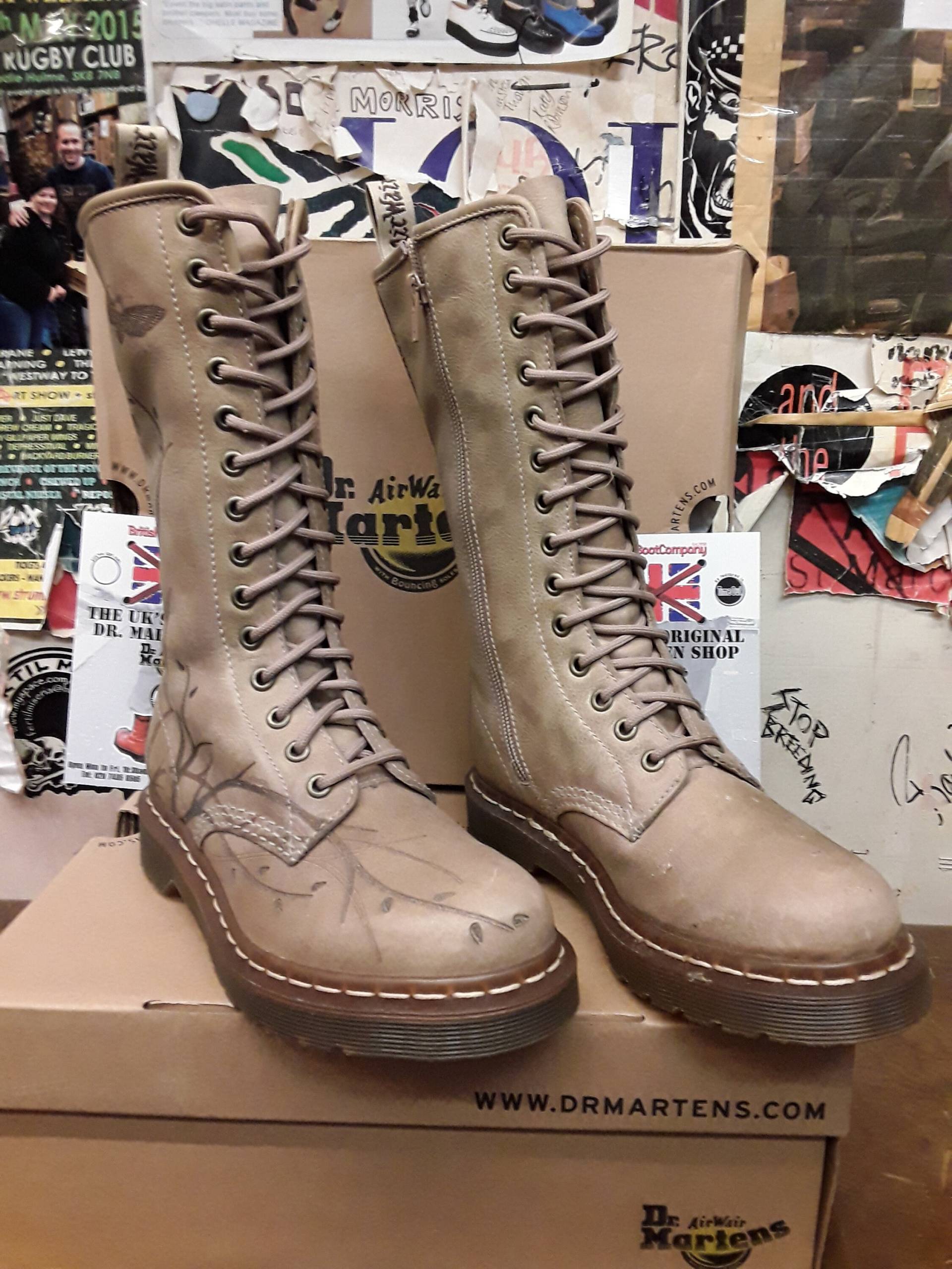 Dr Martens 1C57 Hai 14 Loch Gr. 4 von BritishBootVintage