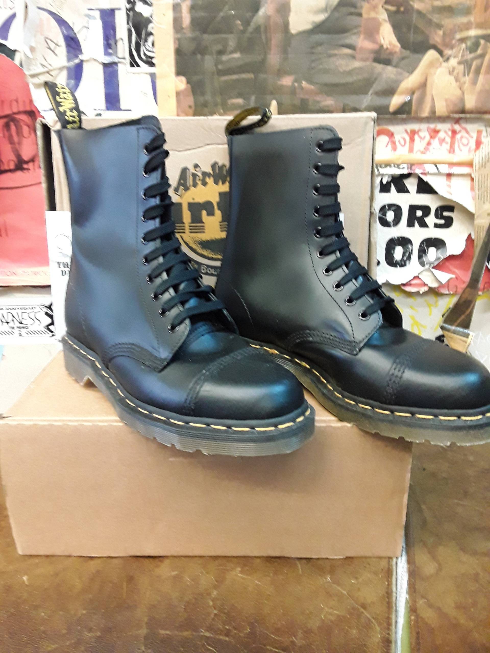 Dr Martens 9203 Schwarz 10 Loch Made in England Gr. 8 von BritishBootVintage