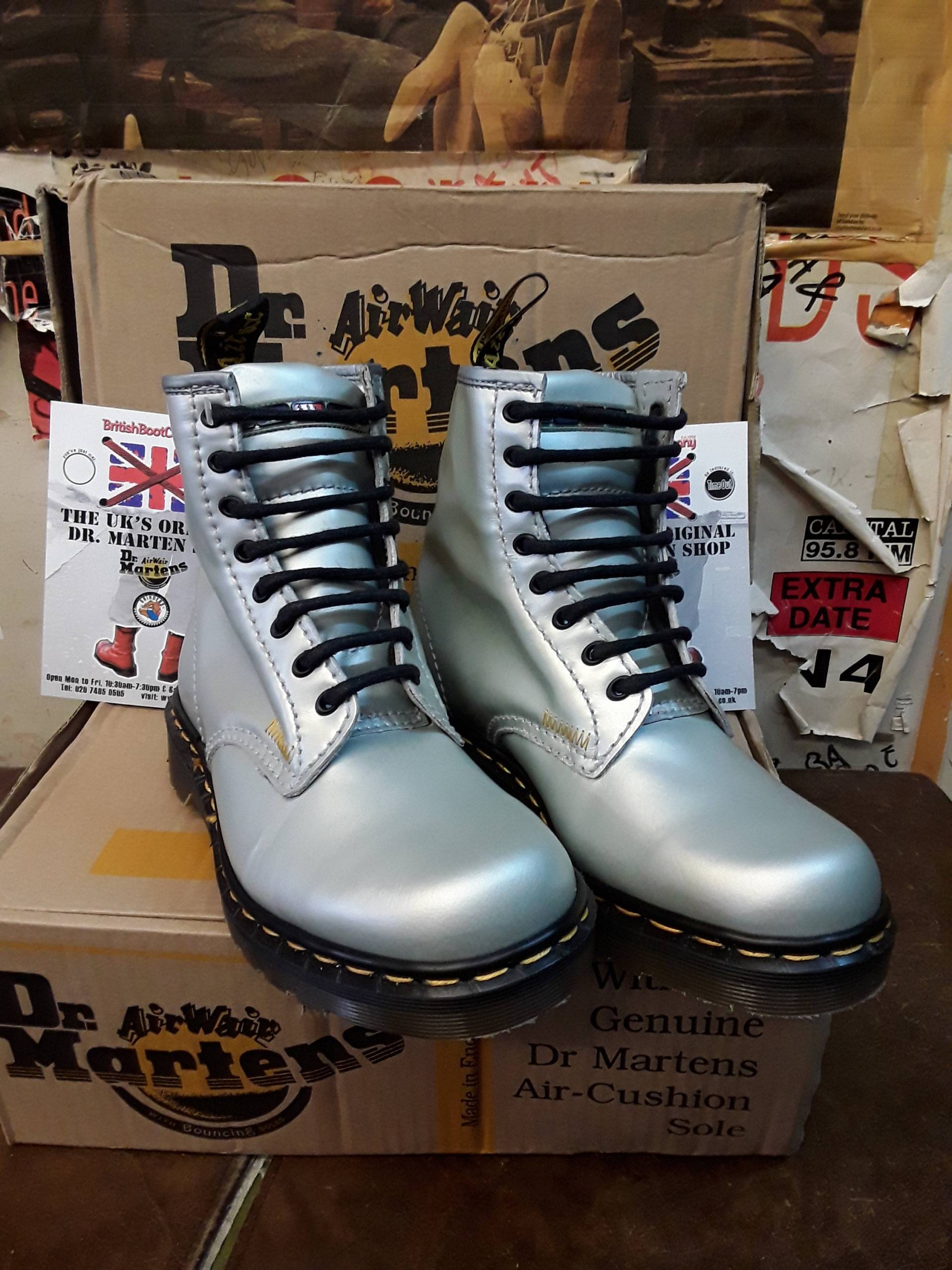 Dr Martens 9566 Made in England Silber 8 Loch Gr. 5 von BritishBootVintage