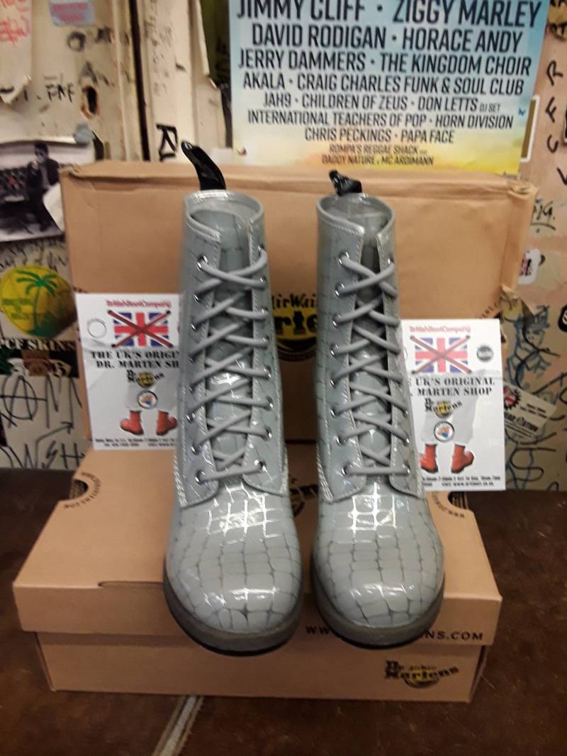 Dr Martens Darcie Grau Und Silber Croc Print Verschiedene Größen von BritishBootVintage