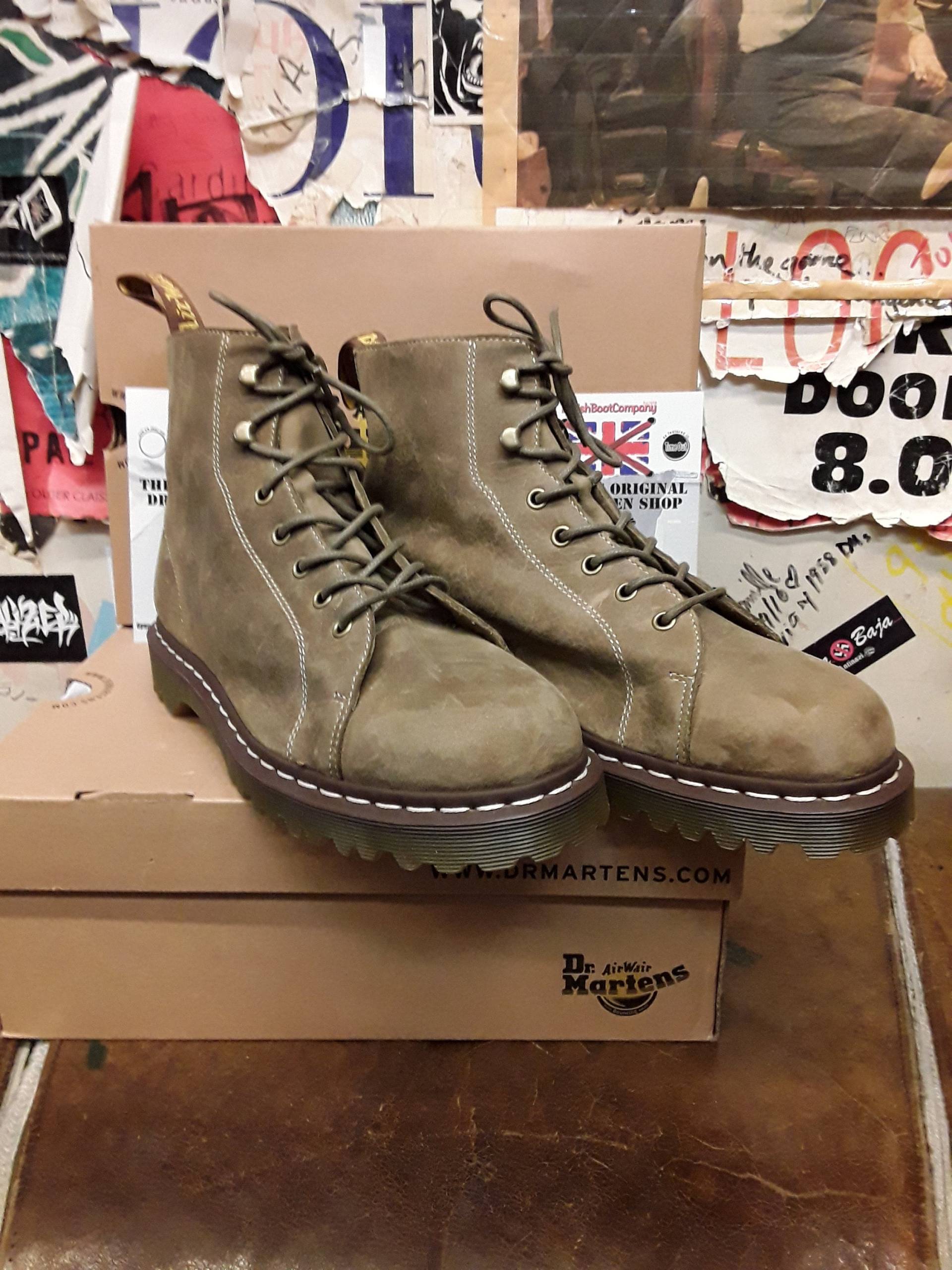 Dr Martens Khaki Wanderschuh Gr. 9 von BritishBootVintage