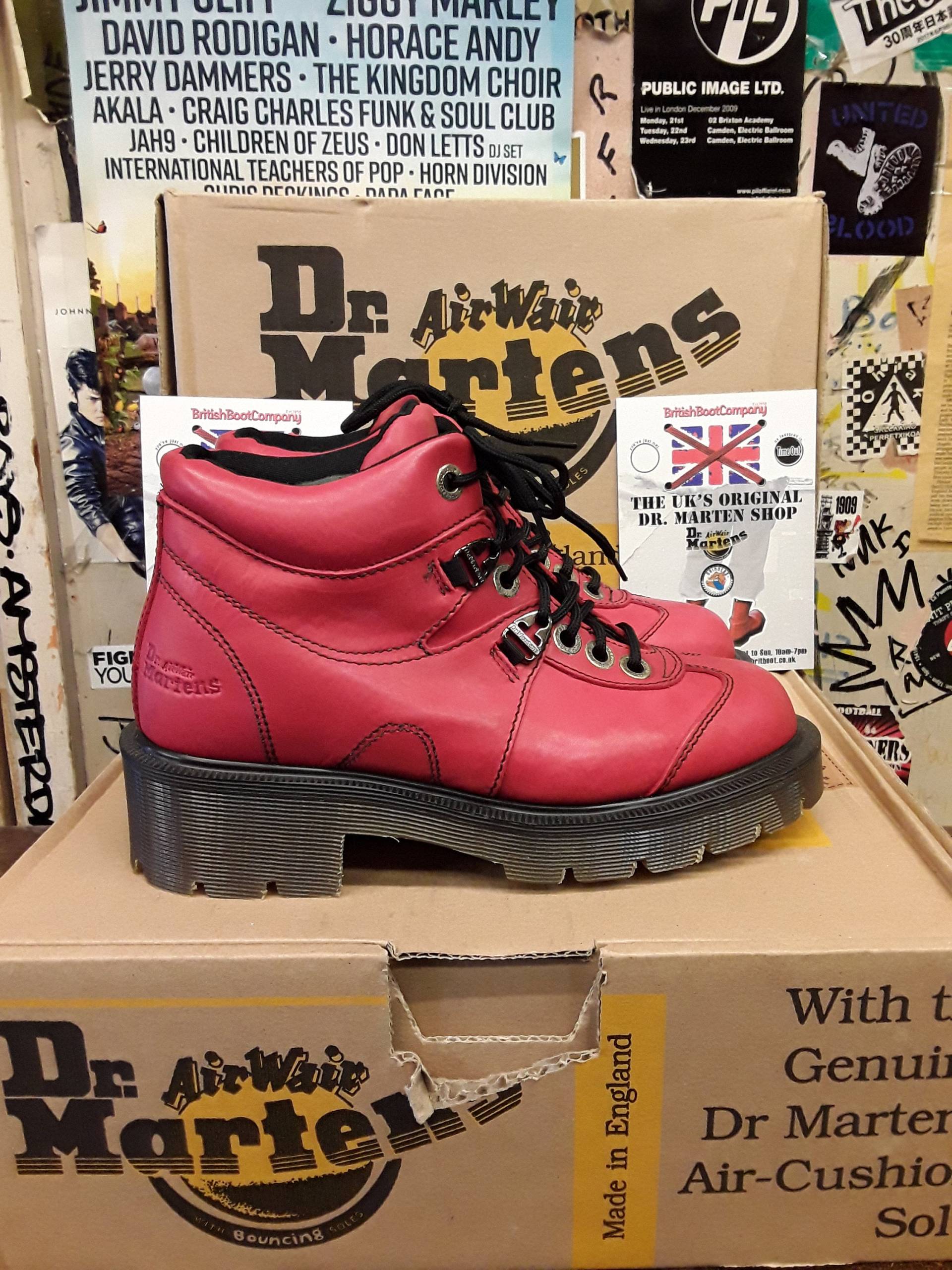 Dr Martens Made in England Red Greasy Stiefel Mit Gestapeltem Absatz Größe 43 von BritishBootVintage