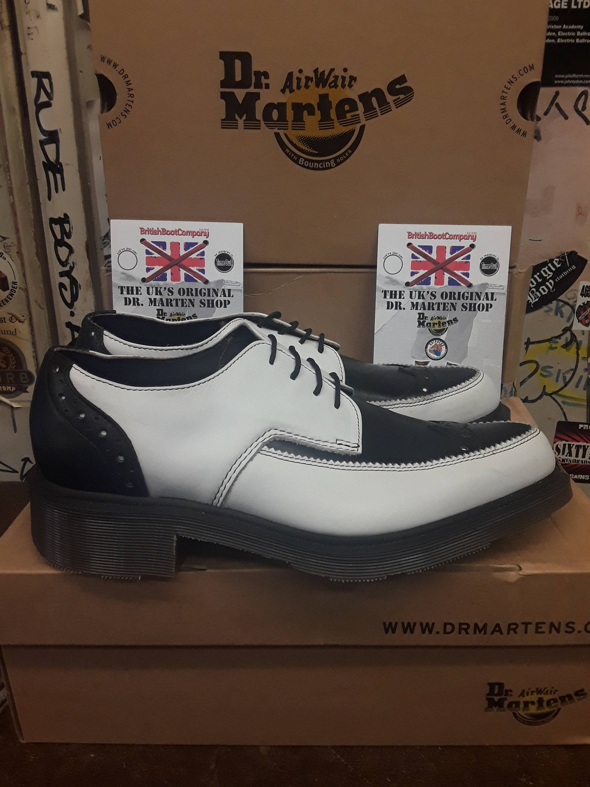 Dr Martens Made in England Winkle Pickers Zweifarbig Schwarz-Weiß Größe 8 von BritishBootVintage