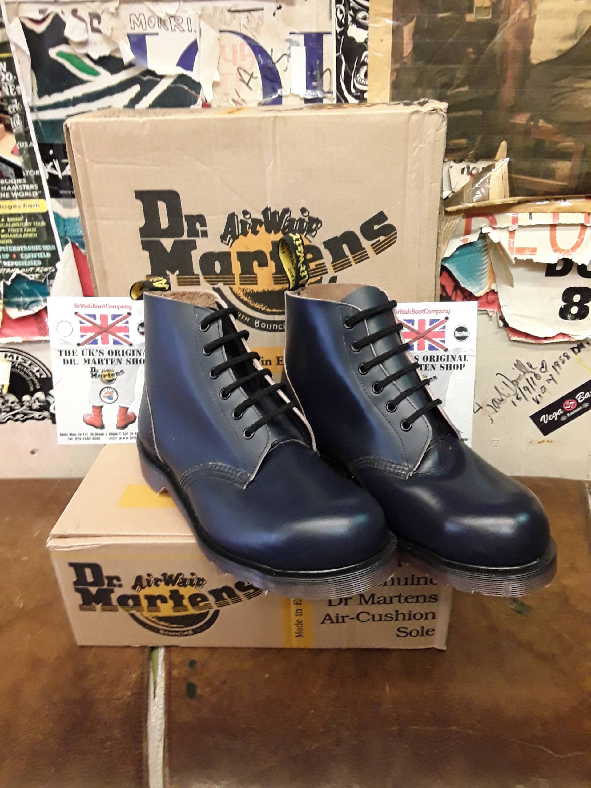 Dr Martens Navy Leder, Stahlkappe, Hergestellt in England, Vintage 90Er Jahre, 6 Loch/Verschiedene Größen 7711 von BritishBootVintage