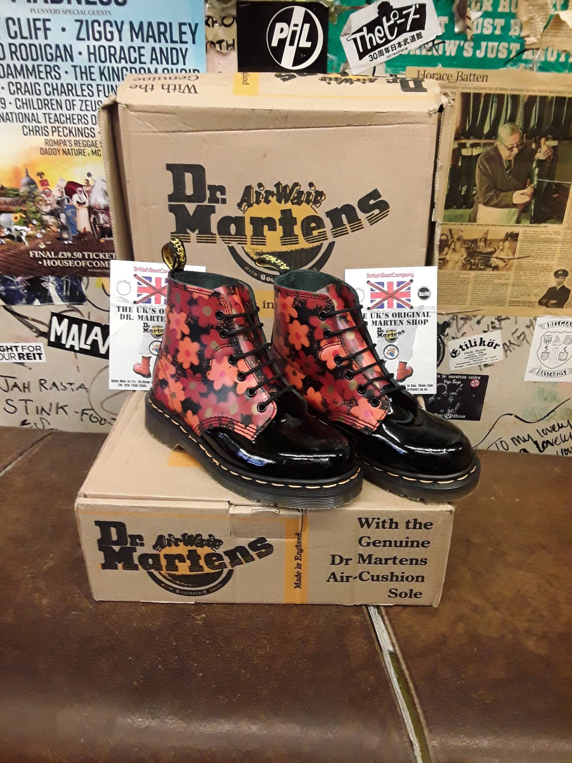 Dr Martens Patent Mistflower, Vintage 90Er Jahre, Made in England, Schwarze 6-Loch-stiefeletten/Verschiedene Größen 8175 von BritishBootVintage