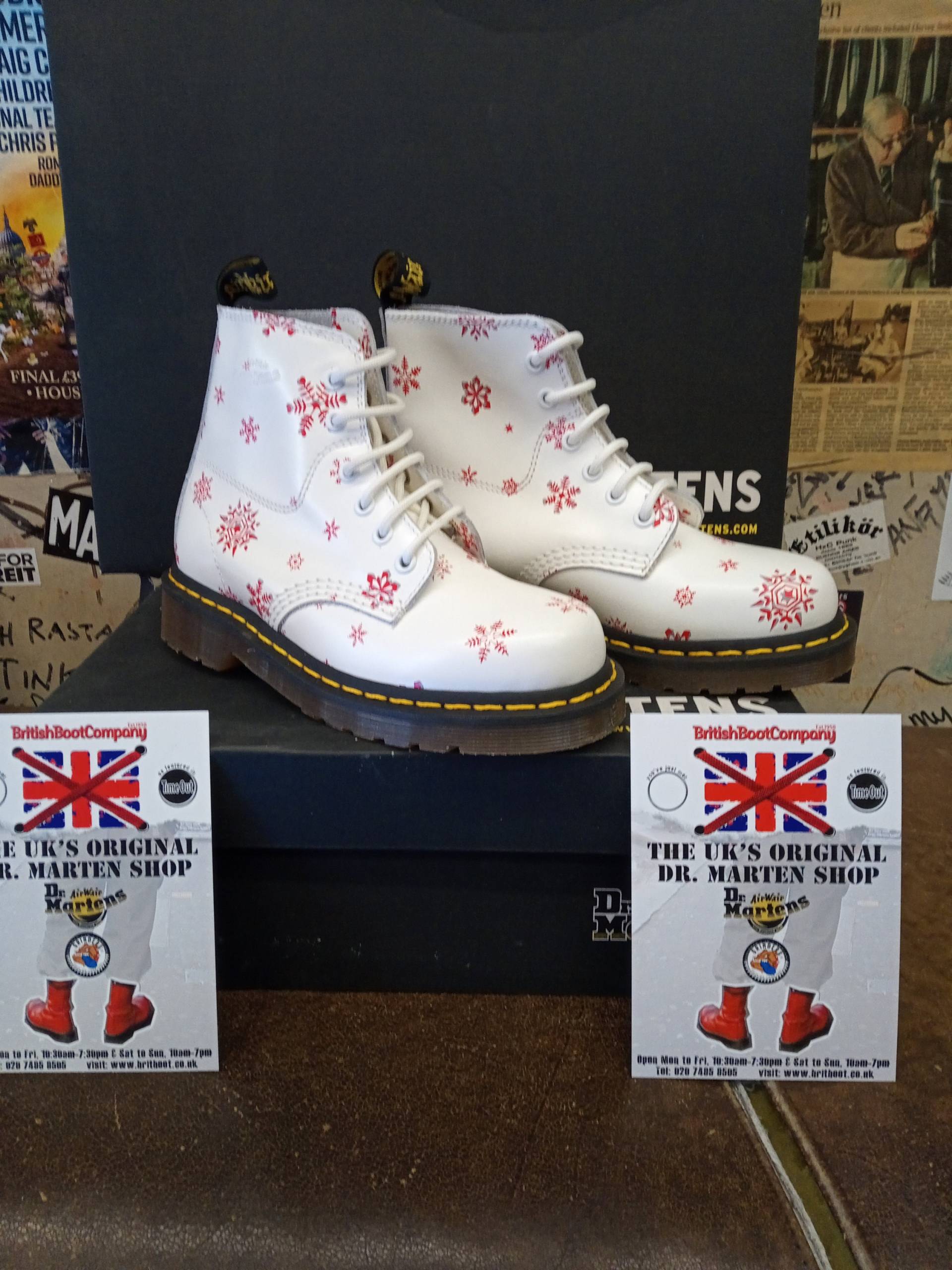 Dr Martens Snowflake, Größe Uk 3-5, Damen Ankle Boots, Weiße Und Rote Schneeflocke 6 Loch. 8175 von BritishBootVintage