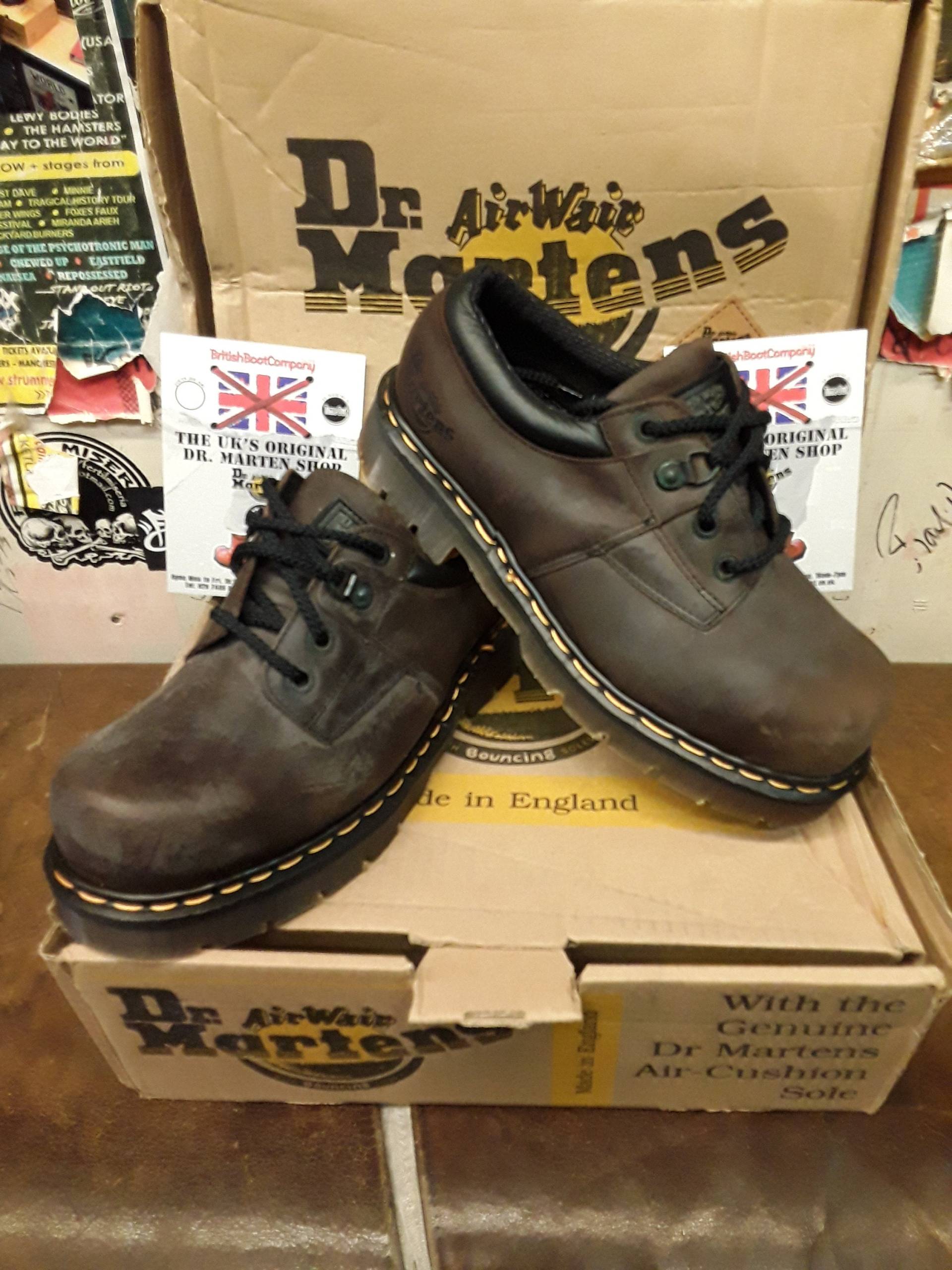 Dr Martens Vintage 90Er Jahre, Braunes Gewachstes Leder, Industrial Schuhe, Made in England/Verschiedene Größen 8833 von BritishBootVintage