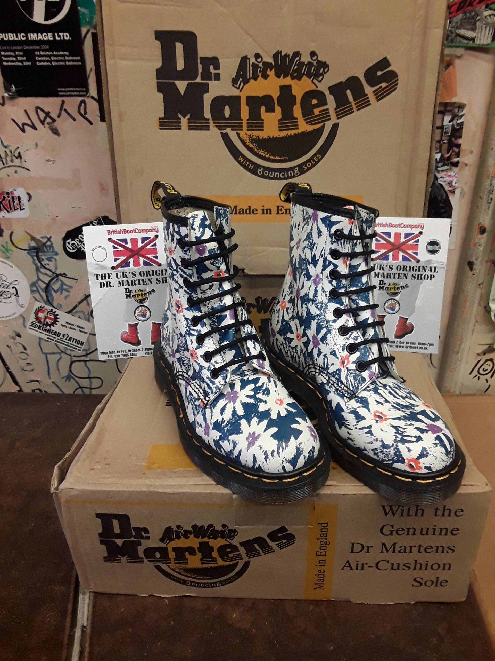 Dr Martens Vintage Blue Dolphin Meadow Blumen 1460Z , Made in England Gr. 3 von BritishBootVintage