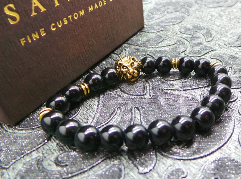 Schwarz Onyx Perlenarmband Edelsteine Gold Löwenkopf Dekoration Nach Maß 24K Plattiert Unisex Damen Herren Größe Medium Erweiterbar von BritishGoldCompany