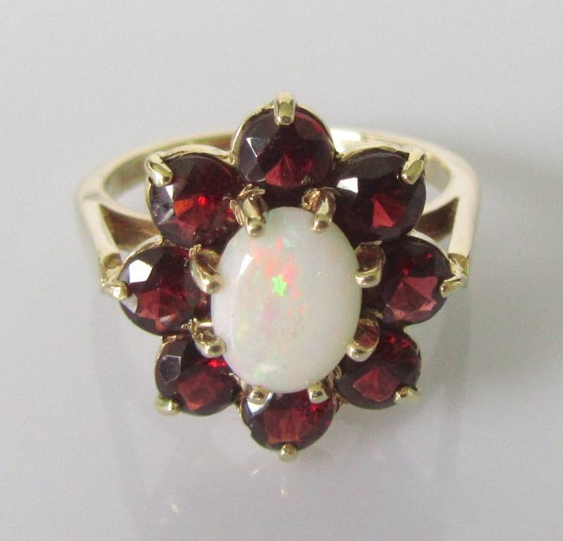 9 Karat Gold Vintage Opal Granat Oval Blume Cluster Ring von Britishgoldandsilver