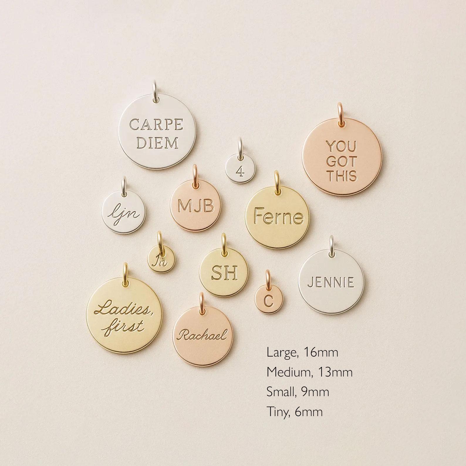 Fügen Sie Eine Personalisierte Text Disk Tag Personalisieren Benutzerdefinierten Charme Add-On-Element Fügen Sie Eine Personalisierte Text Disk Tag Personalisieren Benutzerdefinierten Charme Add-On-Element von BrittenJewellery