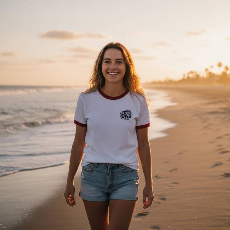 Eins Mit Dem Ocean Ringer T-Shirt - Lover T-Shirt, Küsten Vibes Shirt, Meer Inspiriert Geschenk Für Frauen & Männer, Achtsamer Sommer Top von BrizeStudio