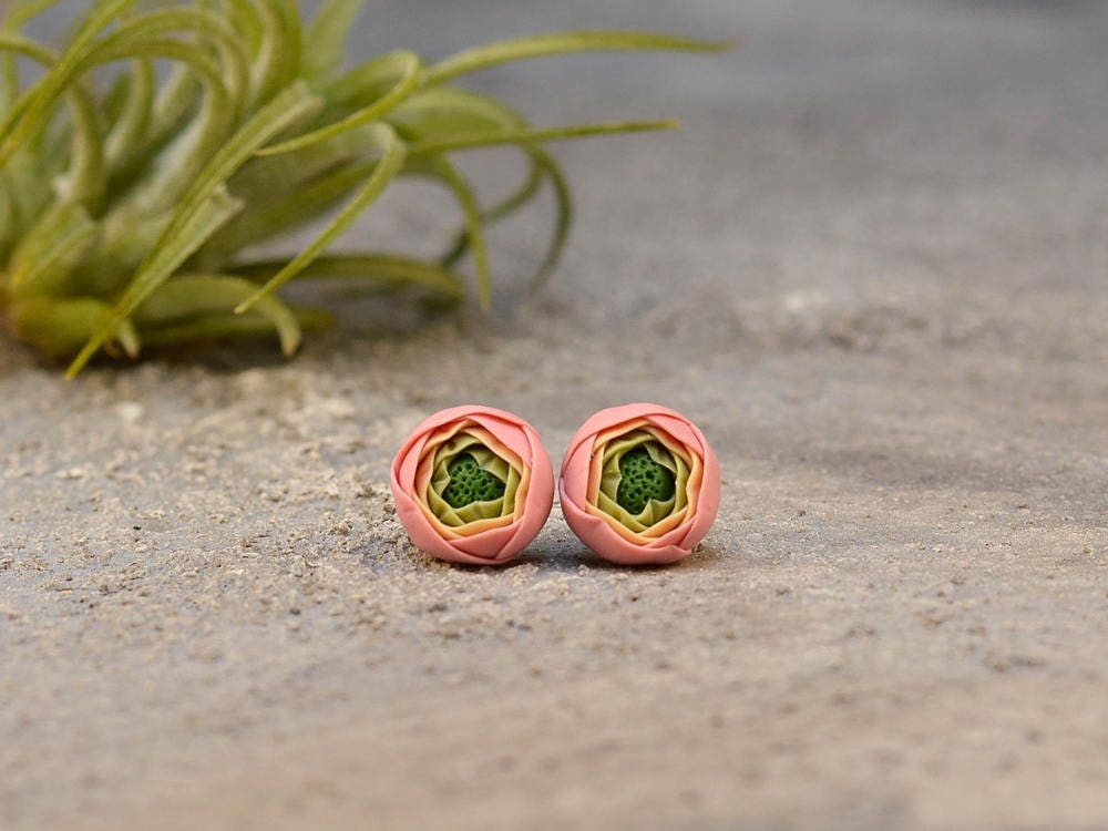 Altrosa Ranunkel Ohrstecker Handgemachte Polymer Clay, Titan Ohrstecker Altrosa Ranunkel Ohrstecker Handgemachte Polymer Clay, Titan Ohrstecker von Brlogarka