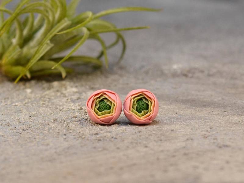 Altrosa Ranunkel Ohrstecker Handgemachte Polymer Clay, Titan Ohrstecker Altrosa Ranunkel Ohrstecker Handgemachte Polymer Clay, Titan Ohrstecker von Brlogarka