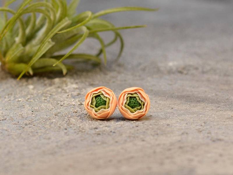 Apricot Ranunkel Ohrstecker, Titan Blumen Ohrring, Rose Ohrringe, Natur Schmuck Apricot Ranunkel Ohrstecker, Titan Blumen Ohrring, Rose Ohrringe, Natur Schmuck von Brlogarka