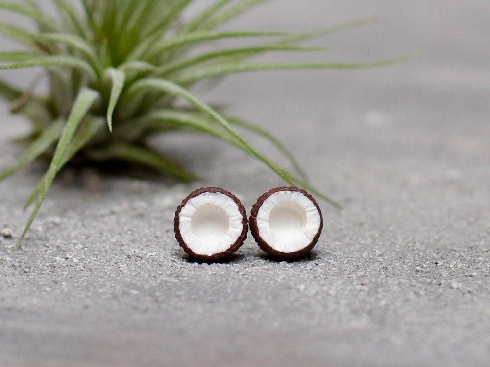 Fimo Kokosnuss Ohrstecker Titan Ohrstecker, Mini Vitamini Kollektion Fimo Kokosnuss Ohrstecker Titan Ohrstecker, Mini Vitamini Kollektion von Brlogarka