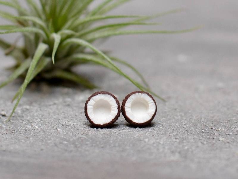 Fimo Kokosnuss Ohrstecker Titan Ohrstecker, Mini Vitamini Kollektion Fimo Kokosnuss Ohrstecker Titan Ohrstecker, Mini Vitamini Kollektion von Brlogarka