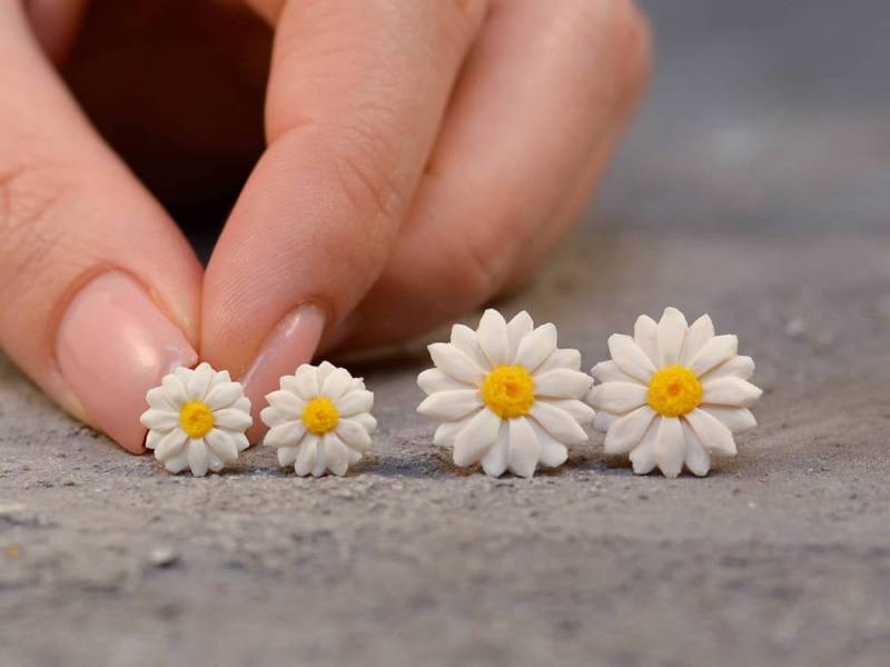 Handgemachte Daisy Ohrstecker Titan Blüten Ohrstecker, Polymer Clay von Brlogarka