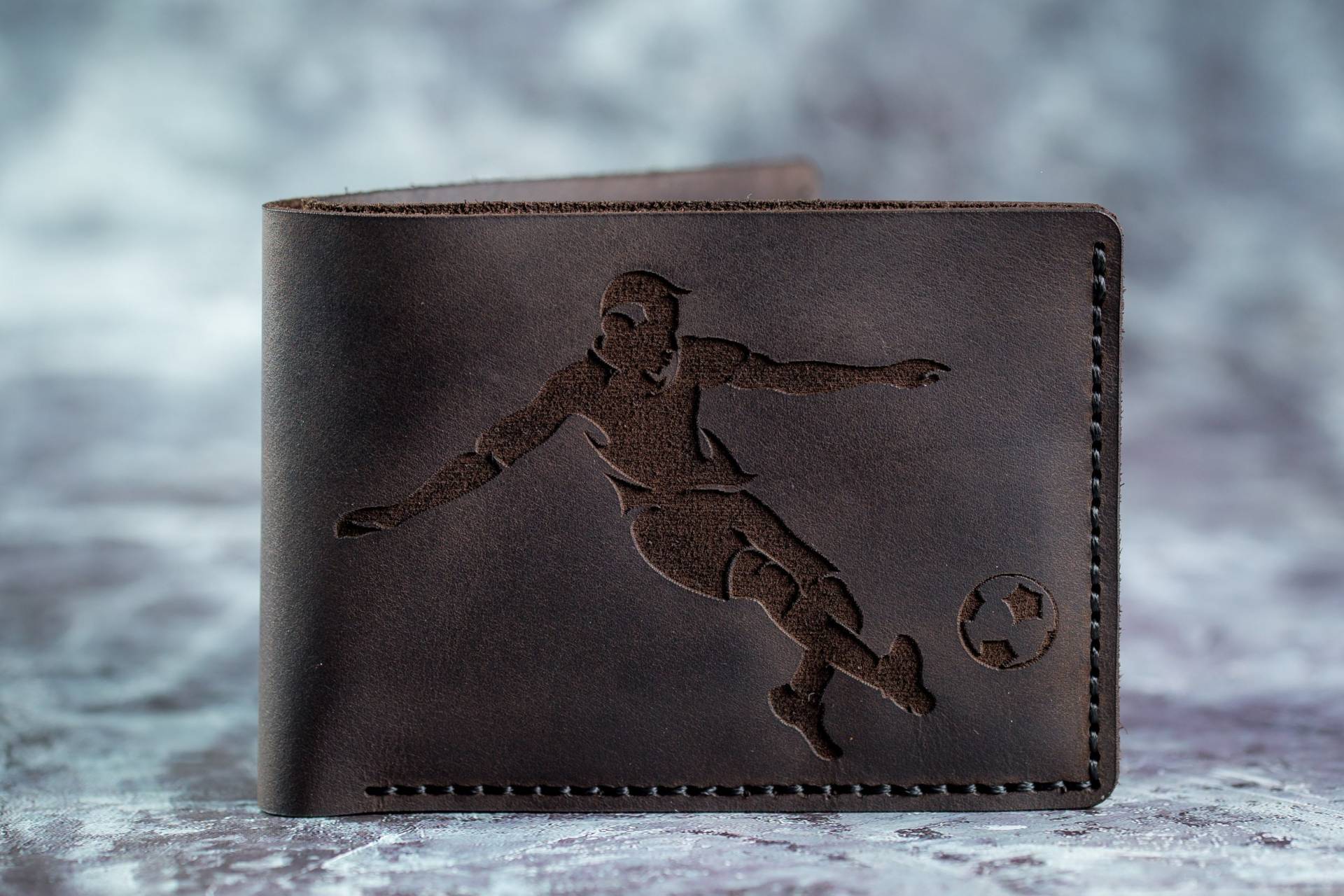 Fußball Bifold Herren Leder Brieftasche, Brieftasche Personalisierte Mann Freund Geburtstagsgeschenk, Fußball-Trainer-Spieler Papa Geschenk von BroMGoods