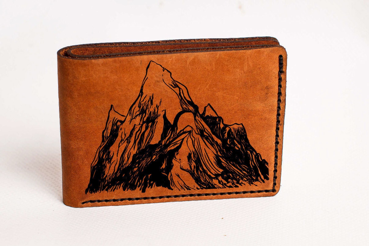 Natur Brieftasche Herren Leder Berge Bifold Graviert Personalisierte Individuelle Geschenk Sonnenschein von BroMGoods