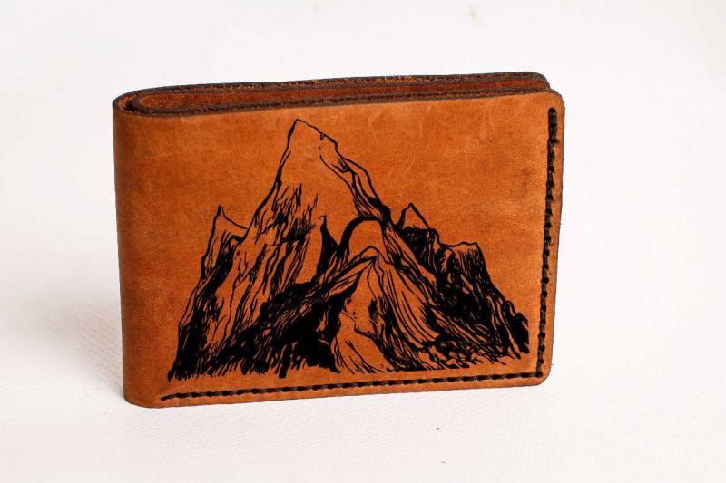 Natur Brieftasche Herren Leder Berge Bifold Graviert Personalisierte Individuelle Geschenk Sonnenschein von BroMGoods